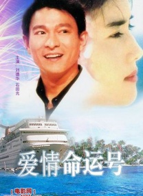 脱了她裙子摸进她的内裤亲吻